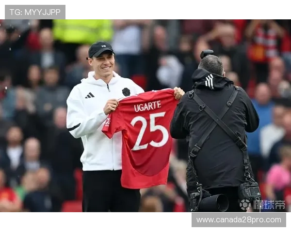 路易二世球场气氛热烈，摩纳哥球迷高举南野拓实球衣致敬伤缺球星